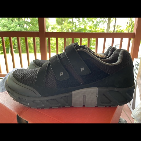 Propet orthopedic shoes black size 11 regular width has Velcro never worn new - Picture 1 of 8